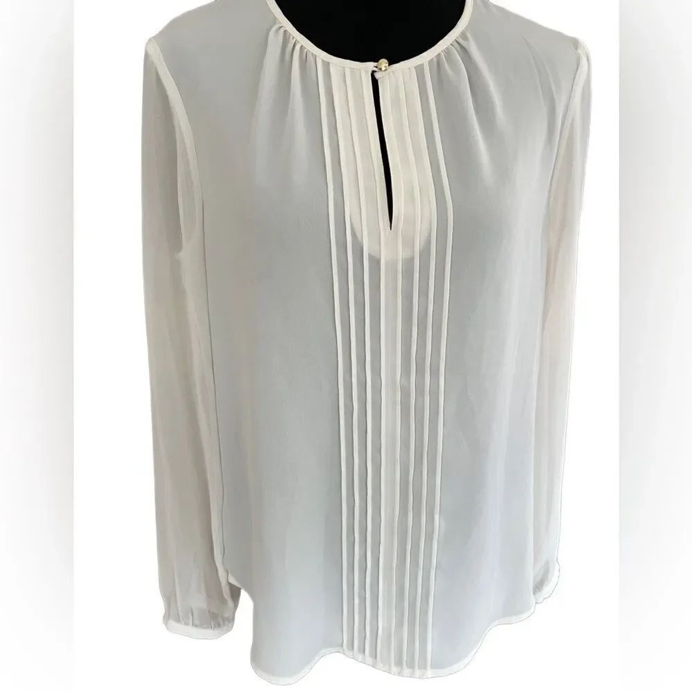 Banana Republic ivory keyhole front top with seaming details down the front sz S